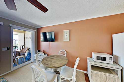 Beach & Tennis Resort Getaway with Pools & Dining condo - image 3