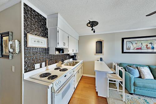 Beach & Tennis Resort Getaway with Pools & Dining condo - image 4