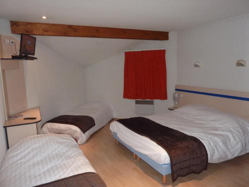 1 queen bed, 2 twin beds