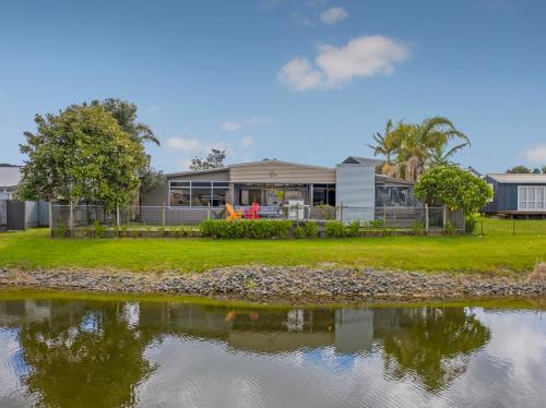 Sanctuary By The Water - Matarangi Holiday Home - Matarangi