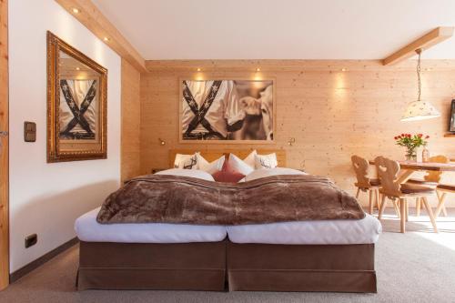 1 queen bed, 1 sofa bed