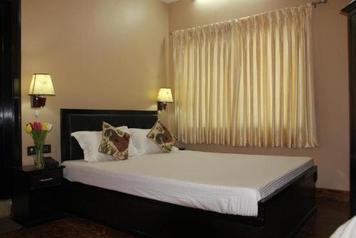 Deluxe Queen AC Room