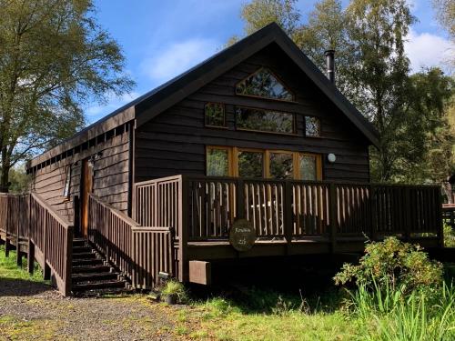 Rowan Cabin (3 bedrooms) – Electric hot tub (extra charge) and free Wi-Fi