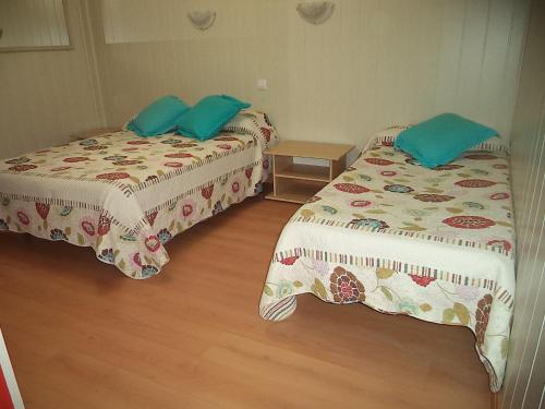 2 twin beds