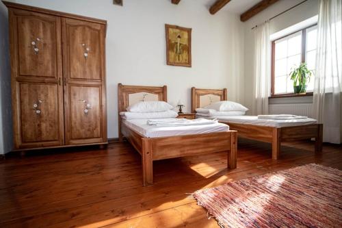 2 twin beds, 1 sofa bed