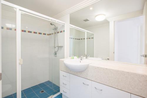 One-Bedroom Apartment image 6