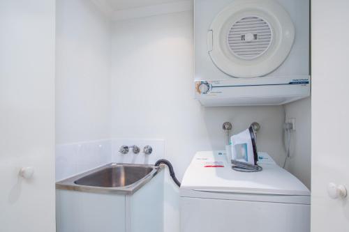 One-Bedroom Apartment image 8