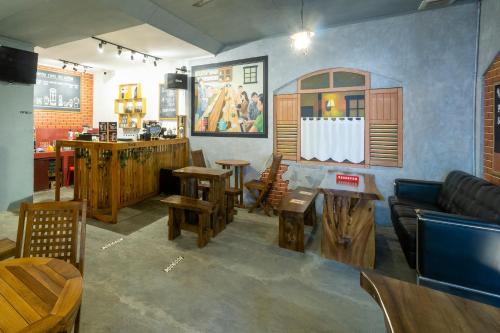 Restauracja, Super OYO 3978 Hotel Danau Indah near Park Hutan Kota Bekasi