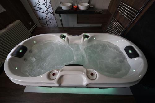 Karstais baseins, LES CLEFS DU PARADIS avec SPA in Montferrand-le-Chateau