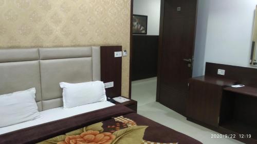 Deluxe Double Room image 7