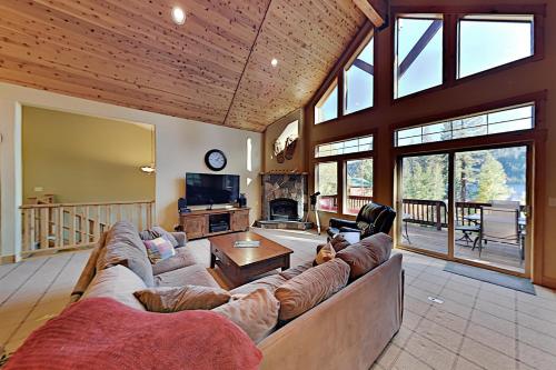 Donner Lake Basecamp with Luxe Deck & Water View home - image 3