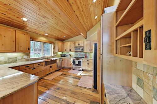 Donner Lake Basecamp with Luxe Deck & Water View home - image 6