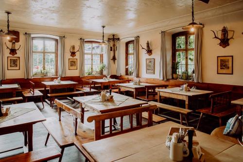 Hirzinger - Gasthaus und Hotel in Riedering