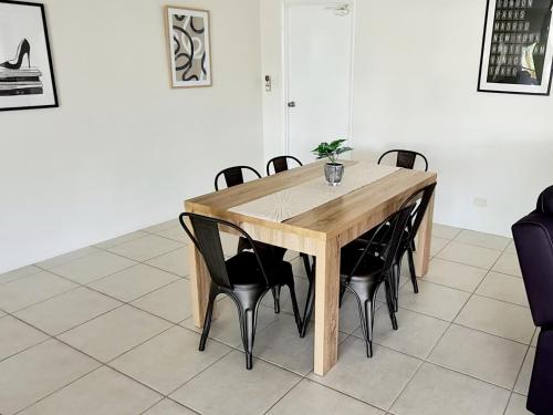 Edge Water 2 minutes from the beach with a pool!