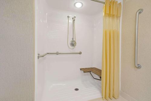 Days Inn by Wyndham Eagan Minnesota Near Mall of America - image 14