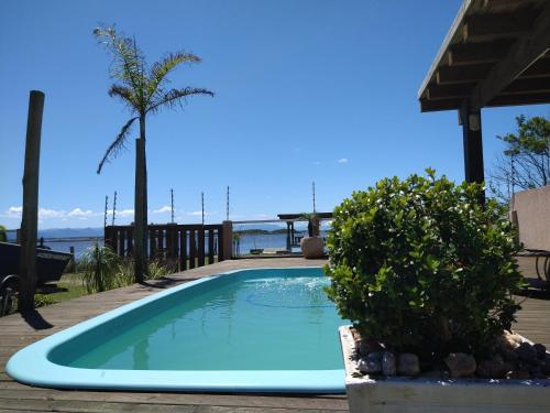 Casa na beira da lagoa com piscina e rampa para embarcações