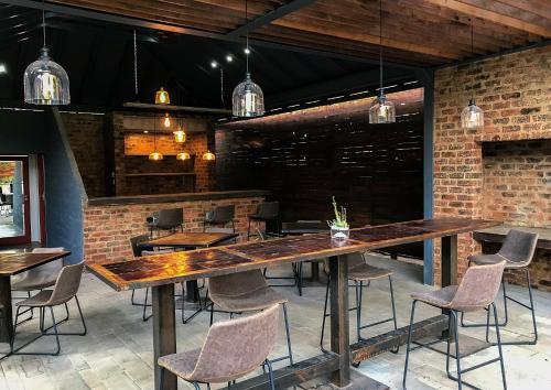 Baseinas, Doors Inn (The) in Mokopanė