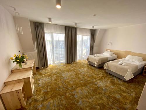 3 twin beds