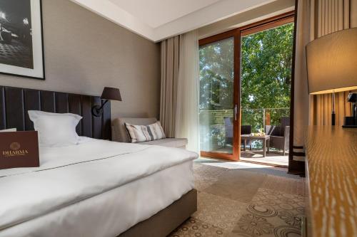 2 twin beds, 1 sofa bed