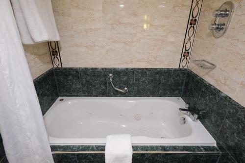 Shower, Crowne Plaza Liverpool - John Lennon Airport By IHG in Garston