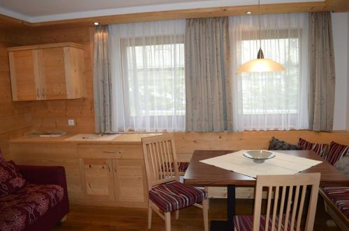 2 twin beds, 1 sofa bed