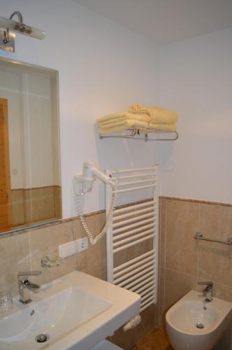 2 twin beds, 1 sofa bed