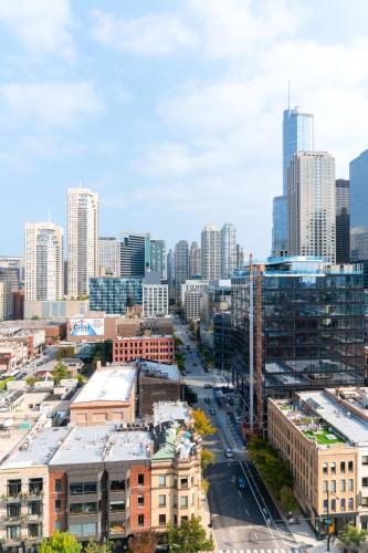 2BR Exquisite Loft Rooftop Pool Gym and Balcony by ENVITAE - main image