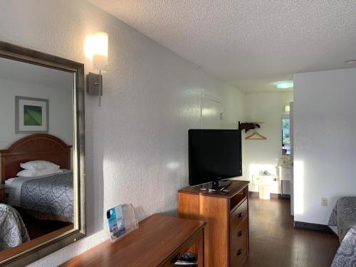 Travelodge Suites by Wyndham MacClenny - image 4