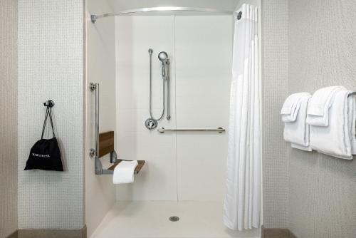 Room with Two Beds - Hearing Accessible - Non-Smoking