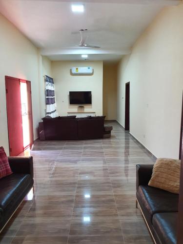 . SUPERIOR APARTMENT, 2 MASTER ENSUITE BEDROOMS, WIFI, LARGE LIVING ROOM, 3 BATHS, 3 TOILETS, HOT WATER, AIR CONDITION, 24 hr SECURITY, BIG KITCHEN, DETACHED BUILDING, 20 MINUTES KOTOKA AIRPORT ACCRA, RESTAURANT, BAR, GARDEN, LARGE CHILDREN PLAY AREA