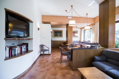 Koplietošanas atpūtas telpa ar TV, Hotel Rio in Caderzone