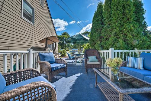 Ideal Narragansett Location with Furnished Deck! in Narragansett, USA