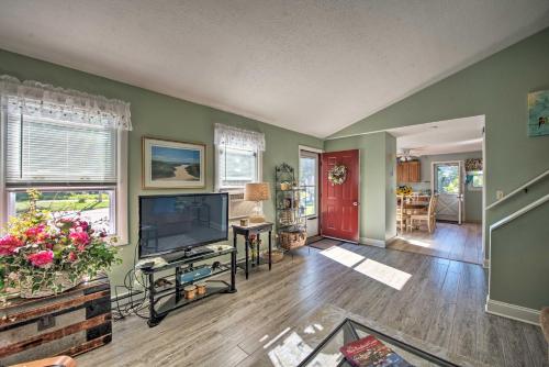 Ideal Narragansett Location with Furnished Deck! in Narragansett, USA