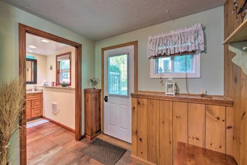 Ideal Narragansett Location with Furnished Deck! in Narragansett, USA