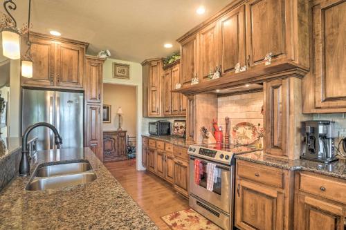 Upscale Mountain Escape with View, 10 Mi to Dwtn! in Franklin, USA
