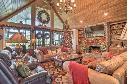 Upscale Mountain Escape with View, 10 Mi to Dwtn! in Franklin, USA