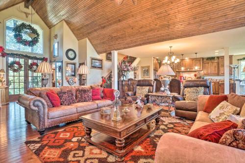 Upscale Mountain Escape with View, 10 Mi to Dwtn! in Franklin, USA