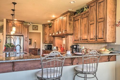 Upscale Mountain Escape with View, 10 Mi to Dwtn! in Franklin, USA