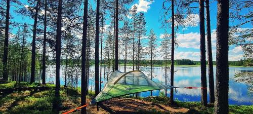 Baumzelte direkt am See gelegen - Hotel - Nornäs