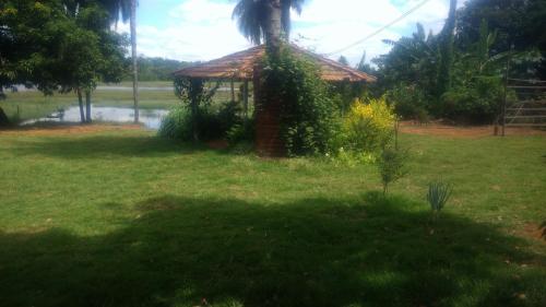 Casa de Madeira com Fogão a Lenha lagoa no fundo para 8 pessoas