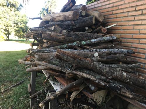 Casa de Madeira com Fogão a Lenha lagoa no fundo para 8 pessoas