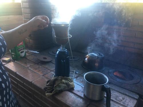 Casa de Madeira com Fogão a Lenha lagoa no fundo para 8 pessoas