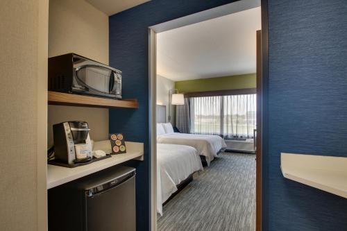 Standard Queen Room with Two Queen Beds and Mobility Accessible Tub