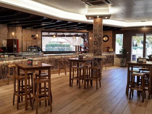 Restaurant, Complejo Turistico Las Canadas Casas de Campo- Actividades Gratuitas Todos los Fines de Semana in Banos De Montemayor