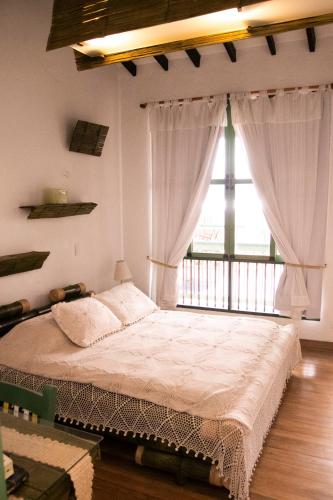 1 queen bed, 1 twin bed