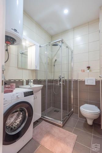 Μπάνιο, Apartman Bombonica in Μπανια Κοβιλιατσα