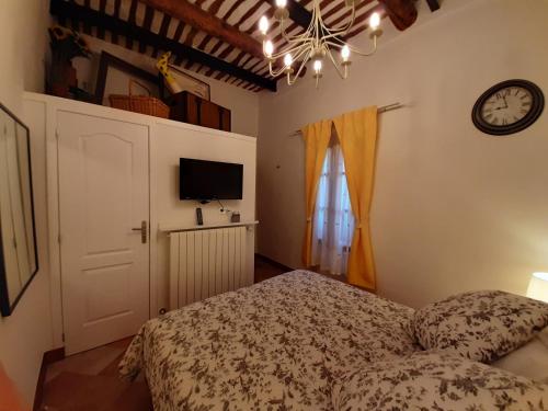 Cent Cinq - private double bedroom in the heart of Apt