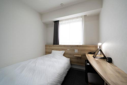 Single Room - Non-Smoking image 7