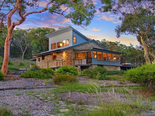 Sydney View - 70km from Sydney; 1000km from care!