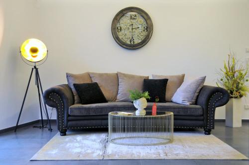 Ruhige Ferienwohnung mit Garten und Garage in Privatvilla